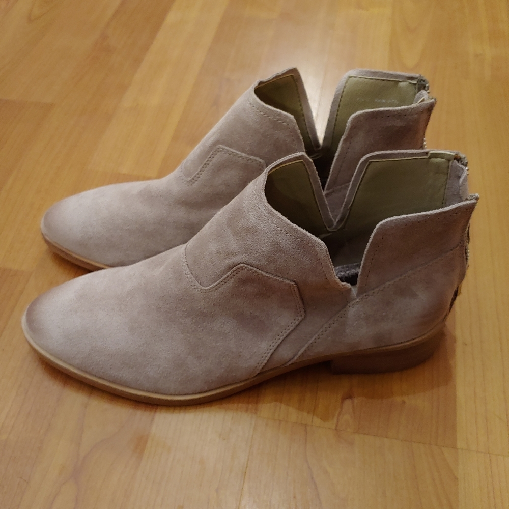 Dolce Vita tan suede booties